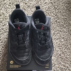 Jordan Flight Court, Black/Varsity Red, Size 1 Youth. Great Condition